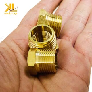 Cận cảnh rãnh ren sắc nét của cà rá thau bằng đồng thau.