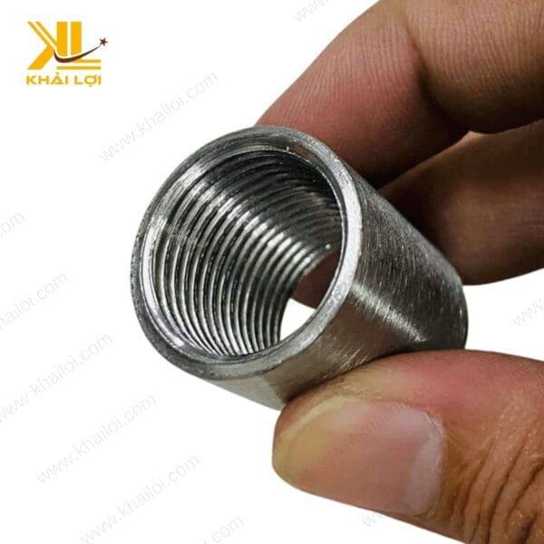 Cận cảnh chất liệu inox 304 của măng song hàn, nổi bật với độ sáng bóng và chống ăn mòn