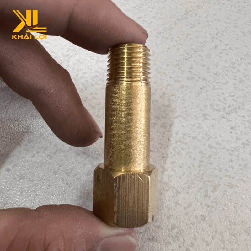 Cận cảnh sản phẩm sơ mi thau nối dài với ren trong và ren ngoài chính xác