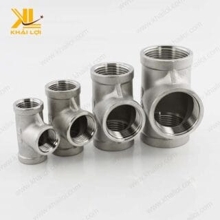 Cận cảnh tê inox 304 ren trong với bề mặt sáng bóng và các đường ren chính xác.