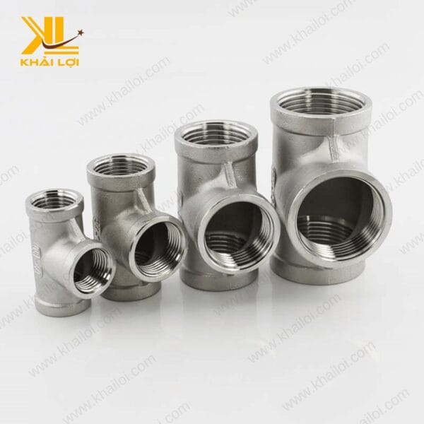 Cận cảnh tê inox 304 ren trong với bề mặt sáng bóng và các đường ren chính xác.