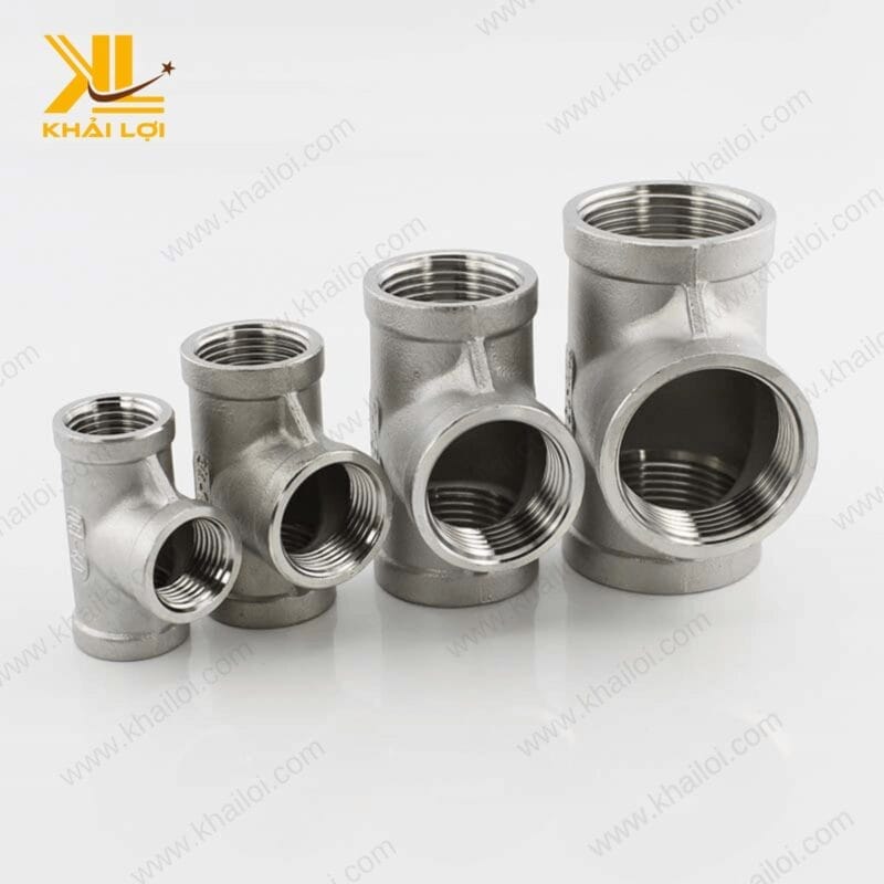Cận cảnh tê inox 304 ren trong với bề mặt sáng bóng và các đường ren chính xác.