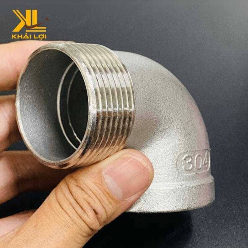Ảnh chụp cận cảnh co điếu inox 304 với bề mặt sáng bóng, chống ăn mòn vượt trội.