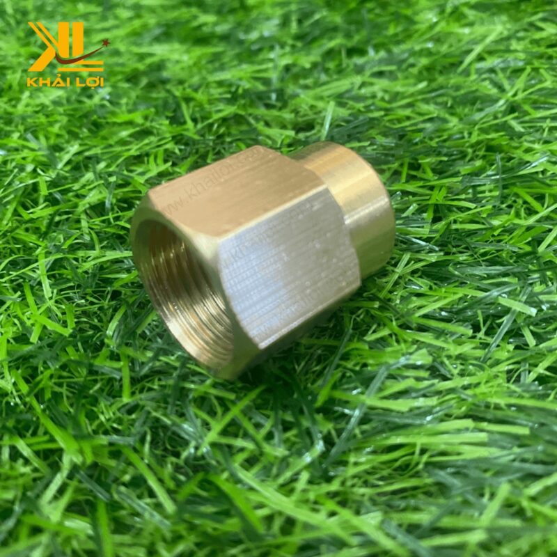Phụ kiện nối thau hai đầu ren trong với bề mặt sáng bóng, kích thước tiêu chuẩn.