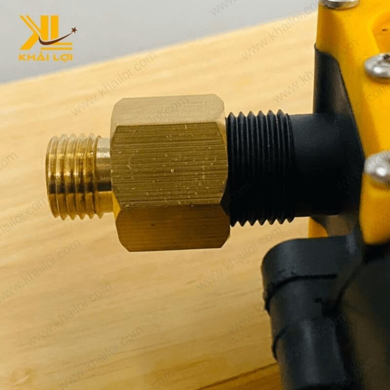 Sản phẩm sơ mi thau giảm ren trong 18 với màu vàng đồng đặc trưng, phù hợp cho hệ thống cơ khí.