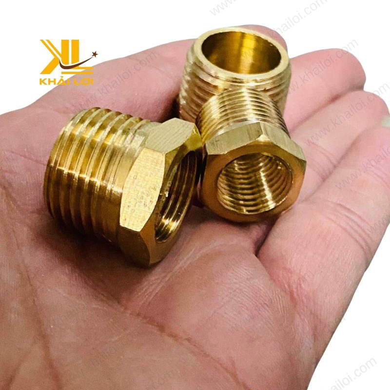 Bề mặt ngoài có khía của cà rá thau giúp tăng độ bám khi vặn bằng tay.