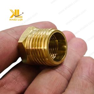 Cà rá thau đang được sử dụng để cố định một đầu nối ống vào thành bồn nước.