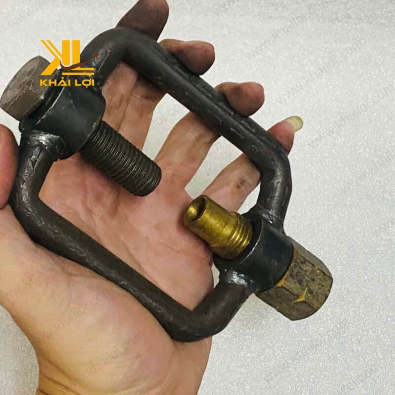 Hình ảnh cảo đá ren trong màu vàng đồng, được gia công tỉ mỉ.