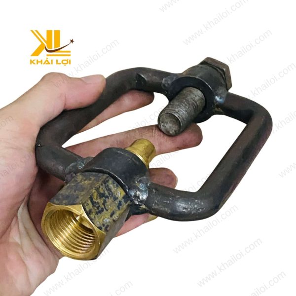 Sự kết hợp vật liệu thông minh giữa thân sắt và đầu ren đồng thau trên cảo gió.