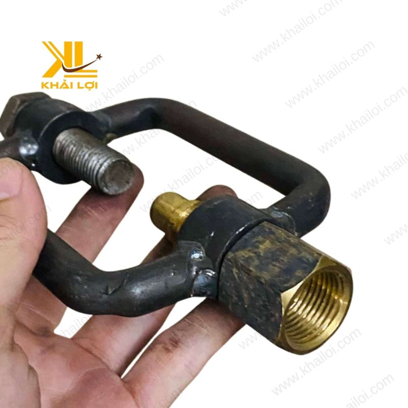 Cận cảnh các đường ren trong sắc nét của cảo thau, được gia công bằng công nghệ CNC.