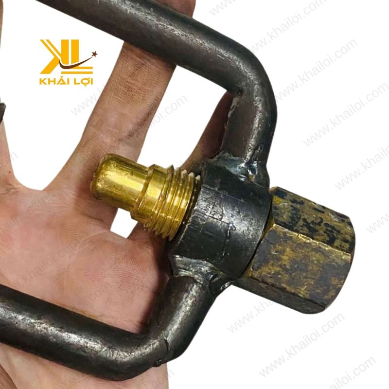 Cảo thau ren trong bằng đồng thau với thân lục giác giúp dễ dàng siết chặt.