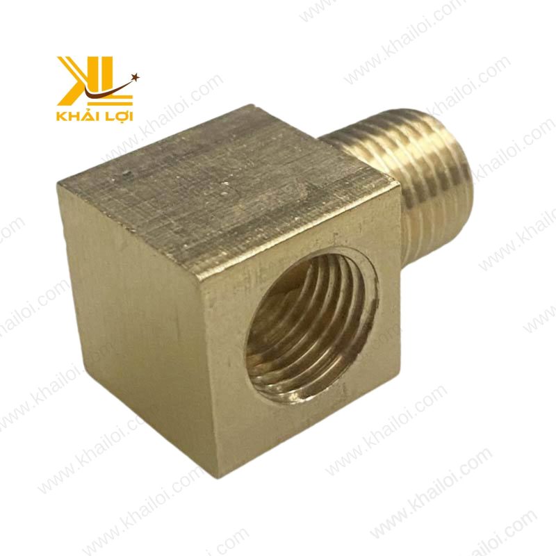 Cận cảnh đầu ren ngoài sắc nét của co điếu đồng thau.