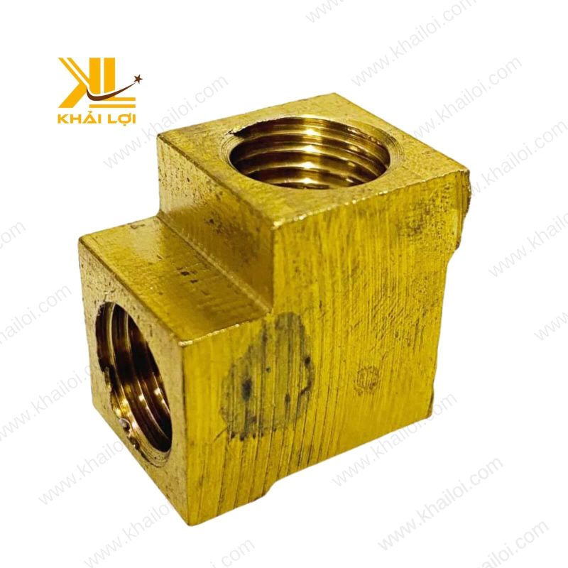 Co hai đầu ren trong bằng đồng thau được sử dụng trong hệ thống tưới tiêu nông nghiệp.