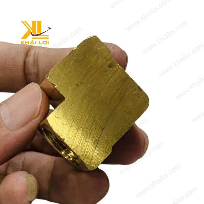 Co hai đầu ren trong bằng đồng thau với bề mặt vàng óng, thể hiện sự chắc chắn.
