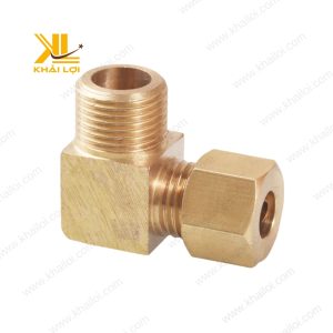 Co ren ngoài siết cam thau được lắp đặt trong một hệ thống đường ống dẫn nước sạch.