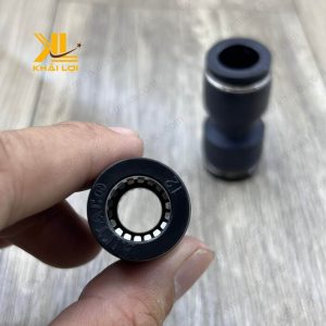 Đầu nối khí nén AIRTAC PU12 trong sản xuất, ổn định, kín khít.