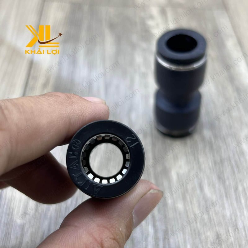 Đầu nối khí nén AIRTAC PU12 trong sản xuất, ổn định, kín khít.