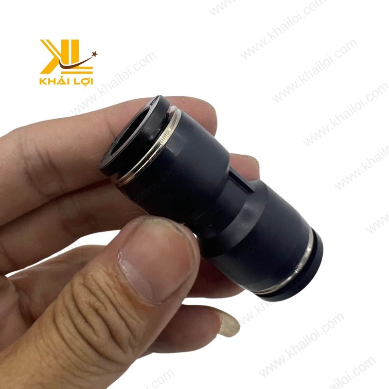 Đầu nối khí nén AIRTAC PU với phần gài đồng thau, bền chắc.