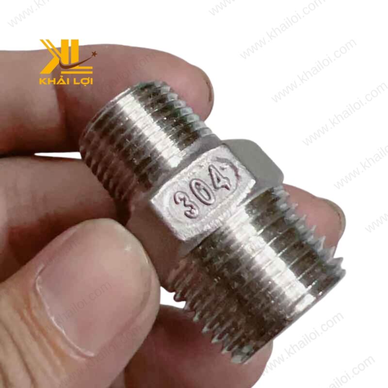 Cận cảnh kép giảm inox 304 với bề mặt sáng bóng, chống ăn mòn tốt.