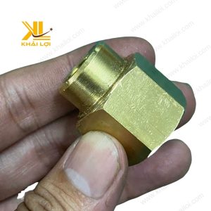 Tay người cầm một chiếc măng song thau giảm, chuẩn bị cho việc lắp đặt.