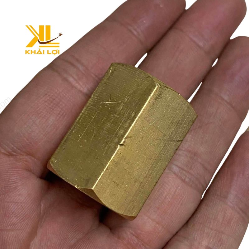 Cận cảnh ren trong 13mm sắc nét của phụ kiện măng song thau. Cận cảnh ren trong 13mm sắc nét của phụ kiện măng song thau.