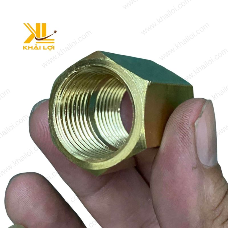 Một người thợ đang nối hai đoạn ống nước bằng măng song thau.