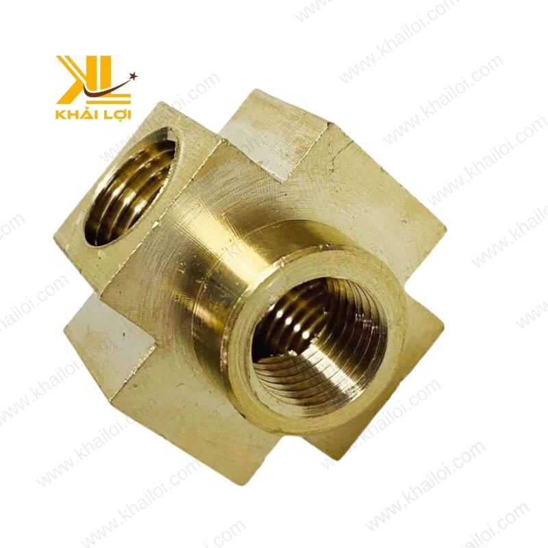 Ngã năm ren trong thau với bề mặt vàng đồng sáng bóng.