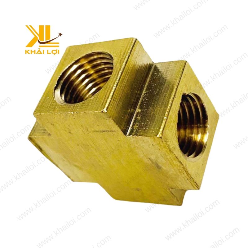Cận cảnh bốn cổng ren trong được gia công chính xác của phụ kiện ngã tư.