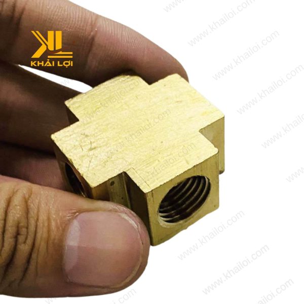 Bề mặt vàng óng, chống ăn mòn của ngã tư đồng thau.