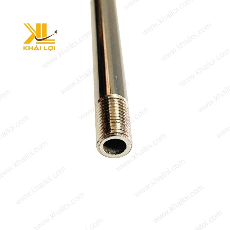 Cận cảnh ren ngoài được gia công chính xác của nối béc xi trắng.