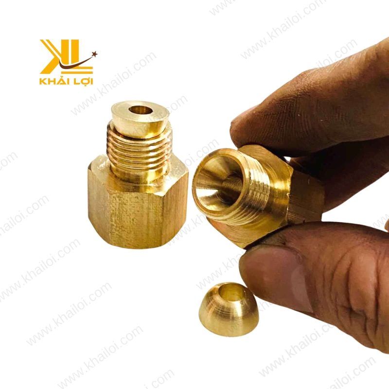 Đầu nối ren trong của Nối Dây Gas Nhật được gia công chính xác.