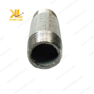 Ống sắt ren ngoài hai đầu kết nối với phụ kiện van công nghiệp.