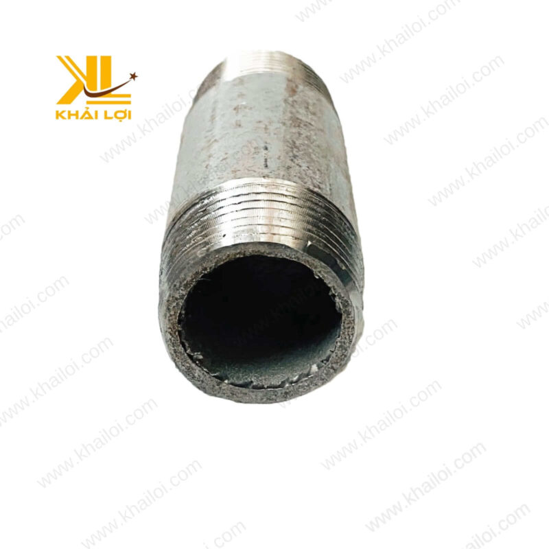 Ống sắt ren ngoài hai đầu kết nối với phụ kiện van công nghiệp.