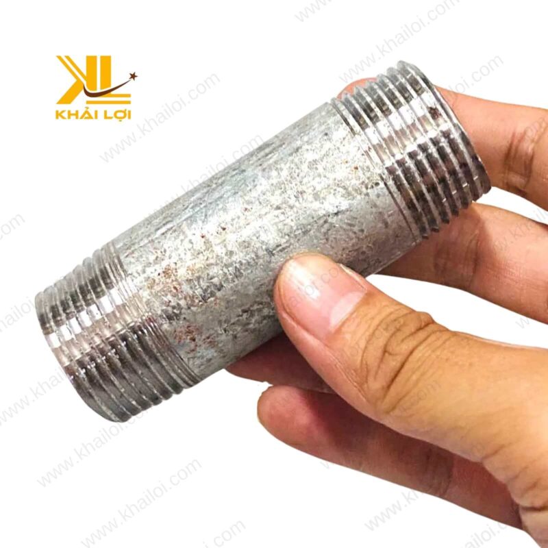 Ống sắt hai đầu ren do Vật tư công nghiệp Khải Lợi phân phối, màu trắng xám.