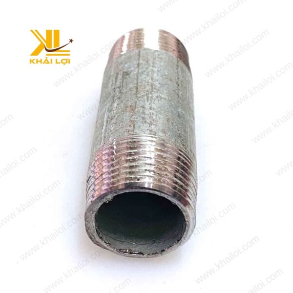 Lớp mạ kẽm bảo vệ ống sắt hai đầu ren khỏi rỉ sét.