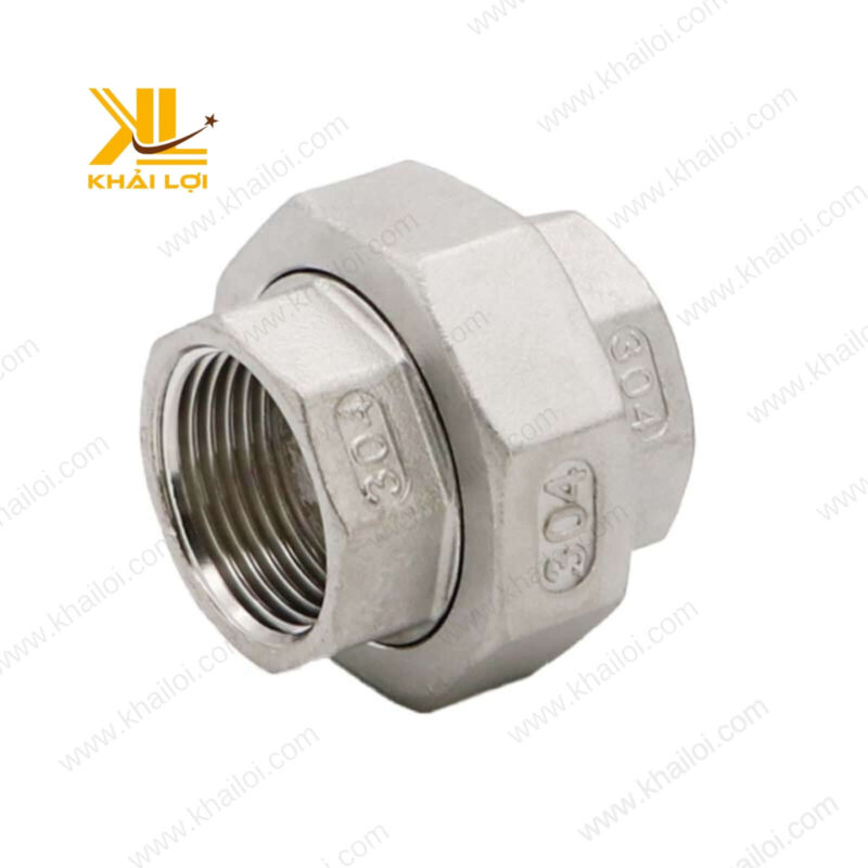 Hình ảnh rắc co inox 304 trong hệ thống dẫn nước công nghiệp.