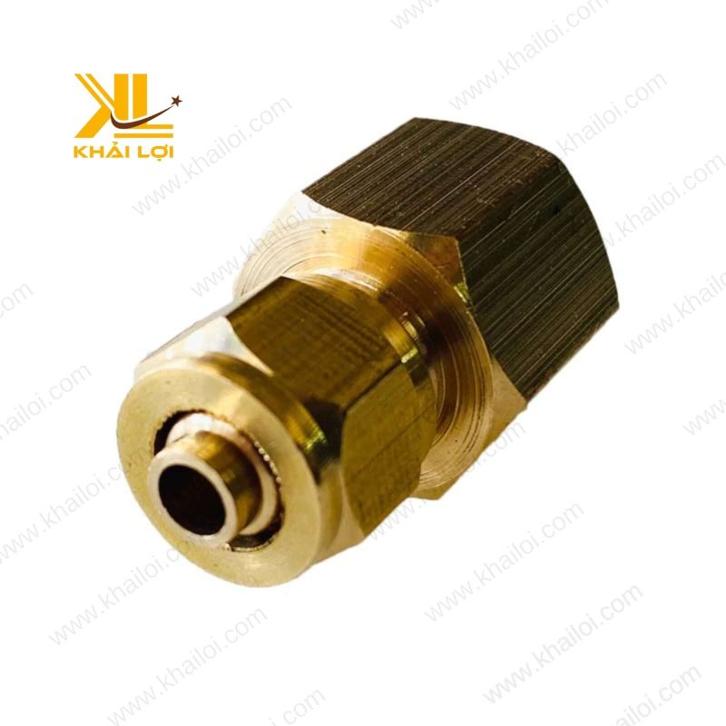 Ren Trong Siết Cam Thau làm từ đồng thau sáng bóng.