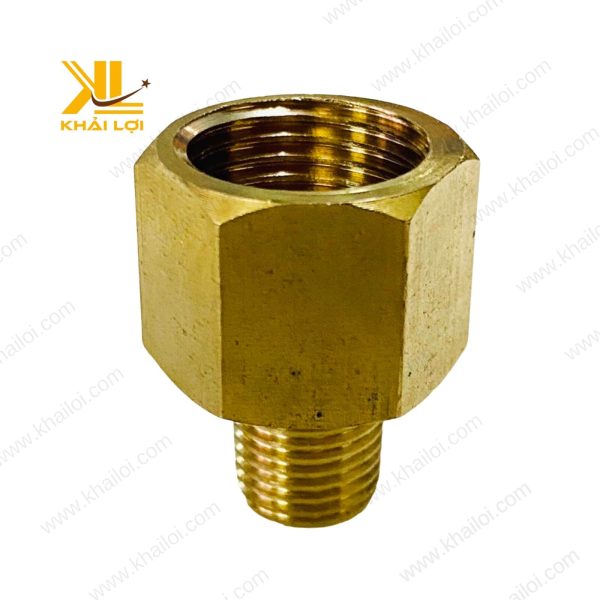 Một người thợ đang sử dụng cờ lê để lắp đặt sơ mi thau vào một hệ thống ống nước.