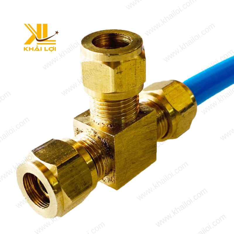 Hình ảnh Tê Ba Đầu Siết Cam Thau kết nối ba ống dẫn.