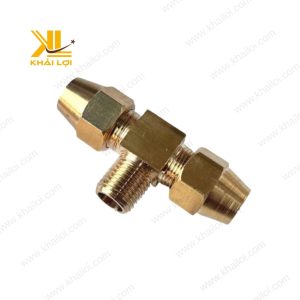 Cận cảnh nhánh ren ngoài và một trong hai đầu nối nén của Tê.