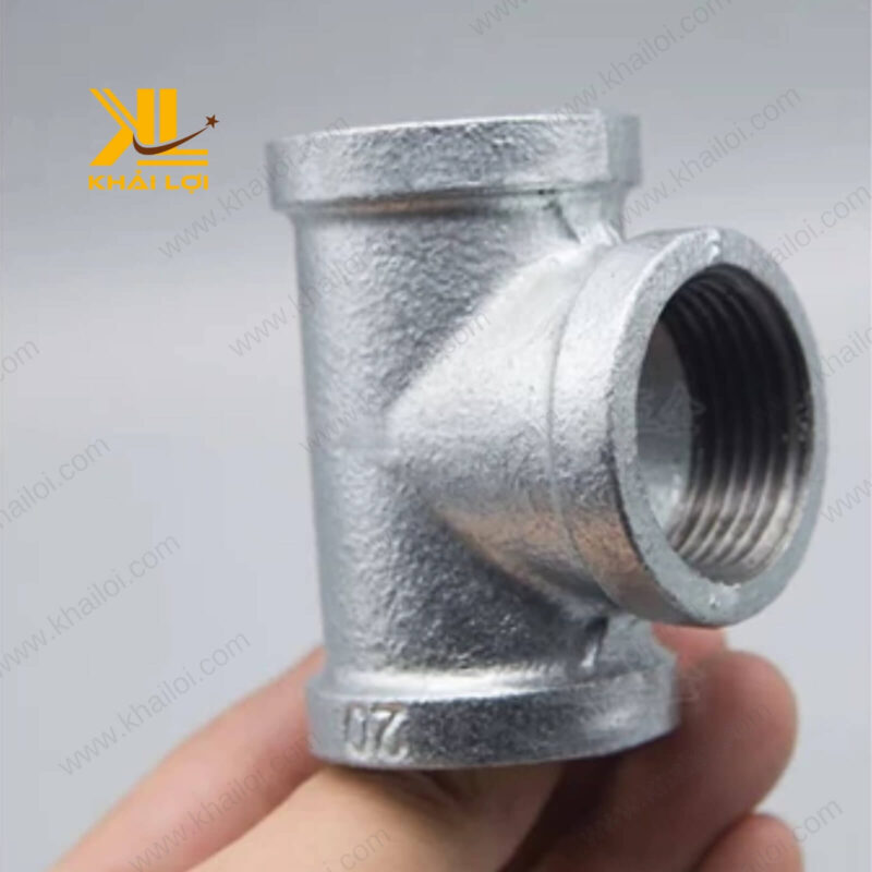 Cận cảnh ren trong của tê sắt kẽm Khải Lợi, sắc nét và chính xác.
