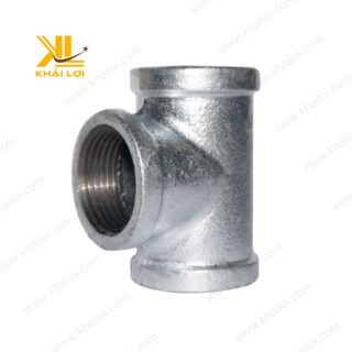 Tê ren sắt kẽm lắp đặt tại nhà máy với ống dẫn khí nén.