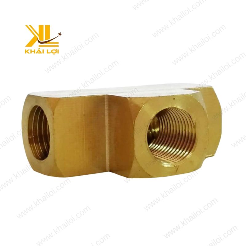Tê Ren Trong Thau bằng đồng thau màu vàng óng đặt trên nền trắng.