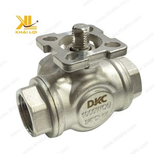 Thân van inox ba ngã kiểu L với tay gạt chắc chắn.