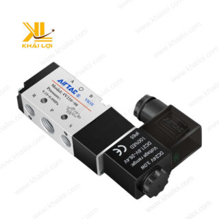 Mặt trước của van điện từ khí nén Airtac 4V, thể hiện rõ các điểm bắt vít chắc chắn trên thân van.