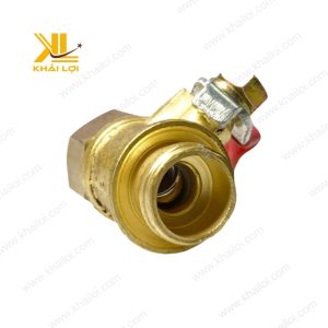 Tay gạt của van khóa nước ở vị trí mở (song song với thân van).