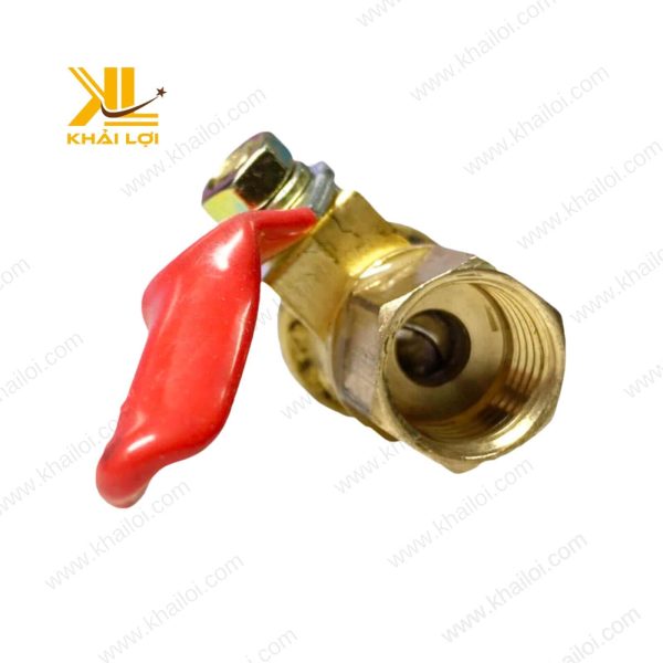 Cận cảnh kết nối ren ngoài trên thân van khóa nước tay nhỏ.