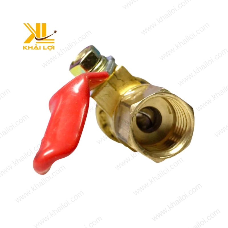 Cận cảnh kết nối ren ngoài trên thân van khóa nước tay nhỏ.
