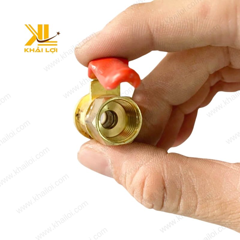 Van khóa nước tay nhỏ bằng đồng thau với tay gạt màu đỏ.