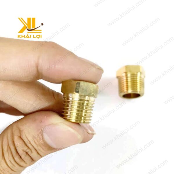 Cấu trúc ren ngoài chi tiết của bít ren ngoài đồng thau, phù hợp cho hệ thống ống dẫn.
